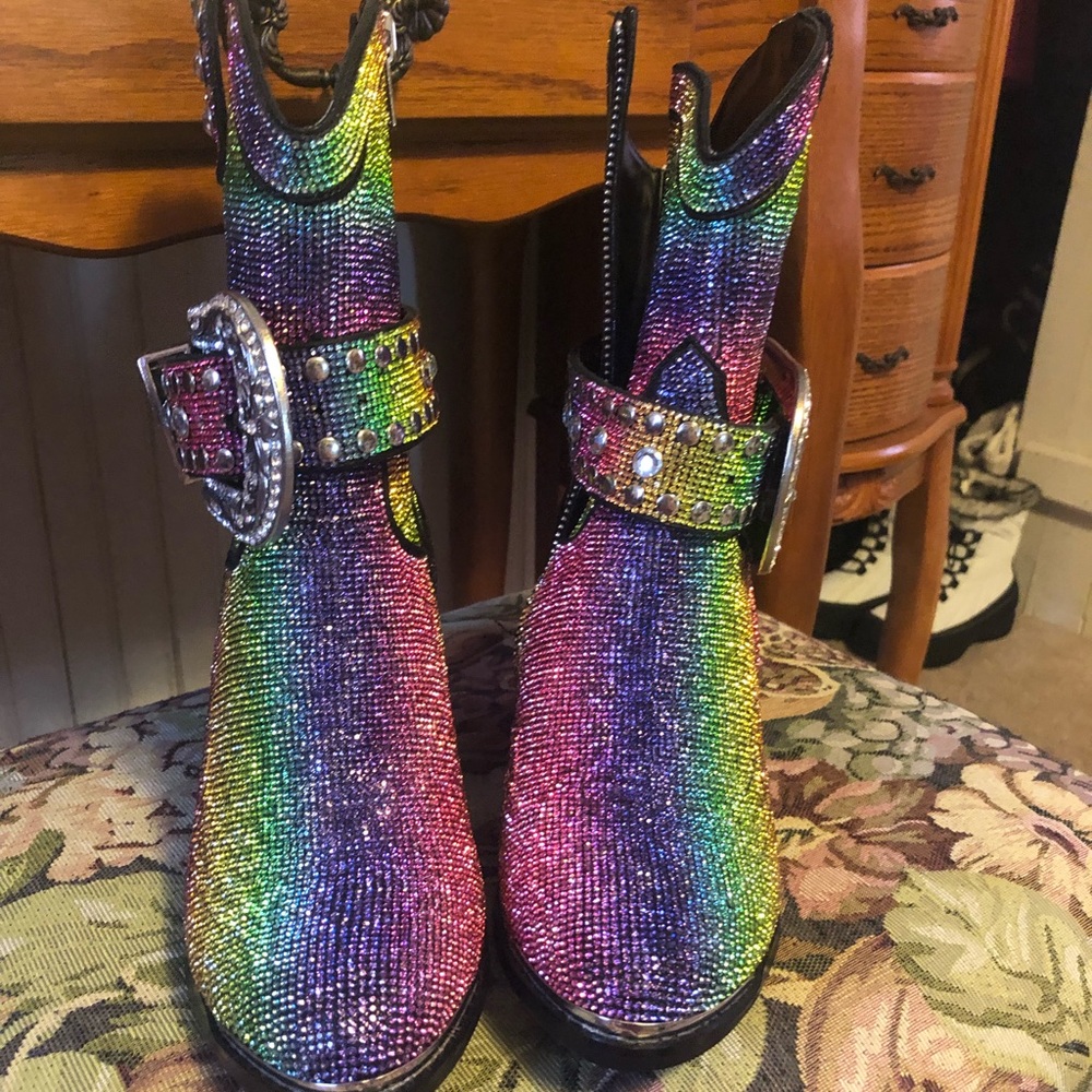 Dolls Kill Sheriff Shine boots Rainbow, shiny.